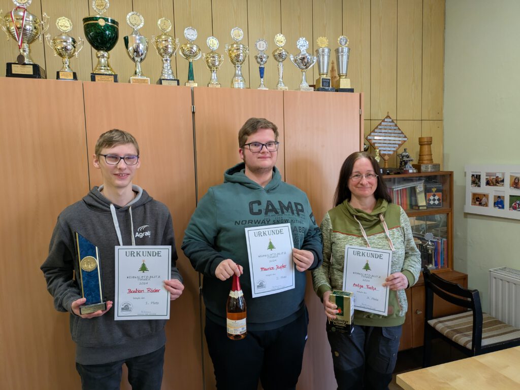 Siegerehrung: Platz 1 Bastian Röder, Platz 2 Maurice Hupfer, Platz 3 Antje Fuchs